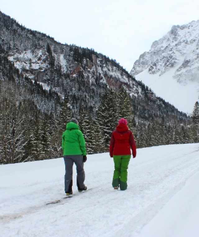 Von Brand Innertal geht es zu Fuß über die schneebedeckte Straße in Richtung Schattenlagant