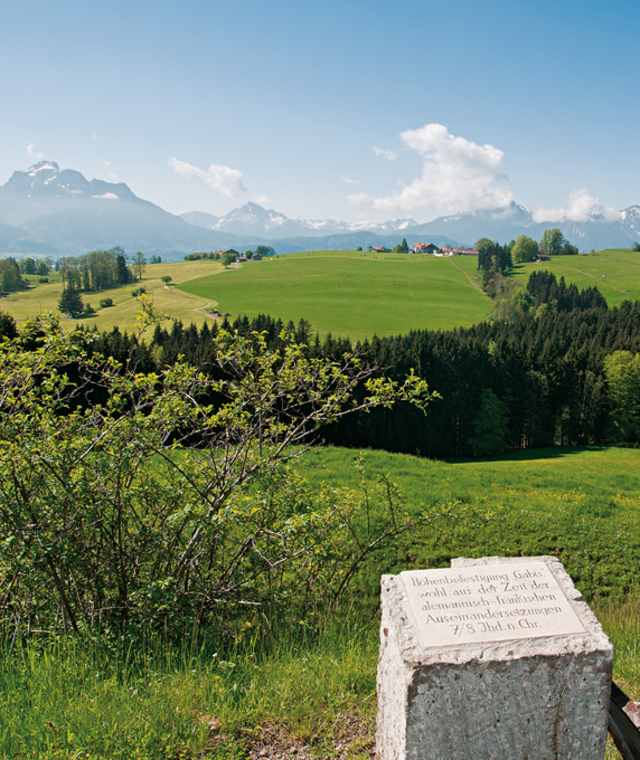Am herrlichen Aussichtspunkt „Gabis“ hatten Alamannen einst eine Befestigung errichtet (hinten links der Säuling). 