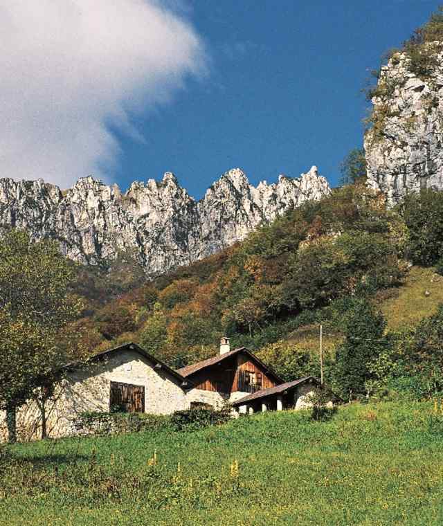 Die Malga Pranzo liegt beeindruckend vor der Kulisse der steilen Felszähne zwischen Mazza di Pichea und Corno di Pichea.