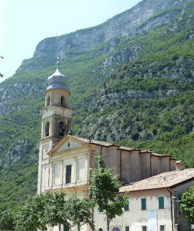 Vom Parkplatz im Ortszentrum von Brentino gehen wir erst auf der Via Santuario etwa 150 Meter in Richtung Norden (rechts), bis wir auf einen Waschtrog und zwei große Kastanien treffen.