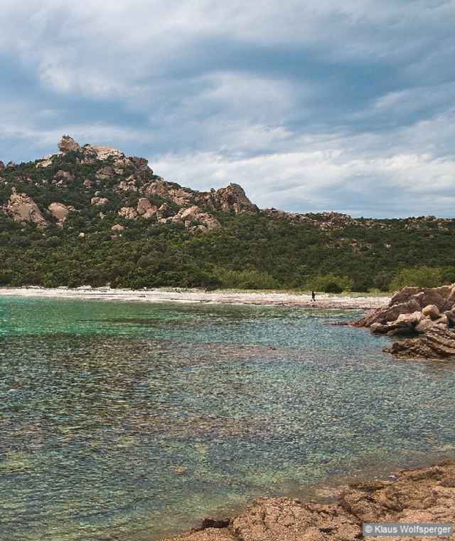 Cala di Roccapina: Blick über den Strand zum Felslöwen und zum Genuesenturm.