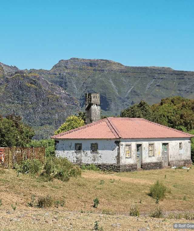 Wir folgen zunächst dem malerischen Kanal gut 50 Minuten bis zu einer Levadabrücke über die Ribeira do Poço do Bezerro.