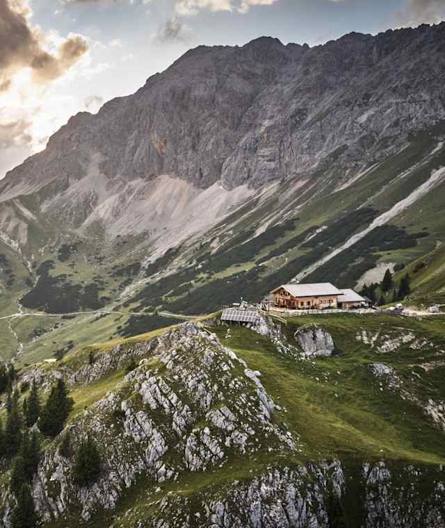 Rotmoosalm im Gaistal beim Sonnenuntergang