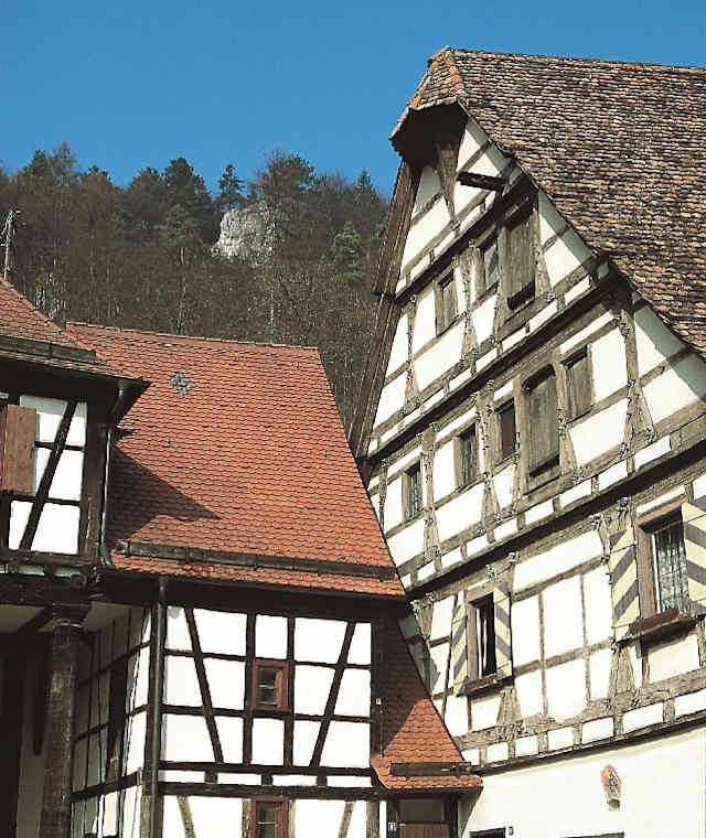 Gut erhaltene historische Fachwerkhäuser im Ortskern von Blaubeuren.
