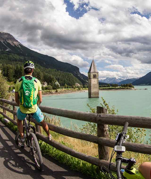 Rund um den Reschenpass: Kirchturm Alt Graun ragt aus dem See hervor