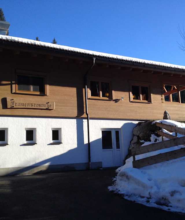 Frauenseestube außen Winter