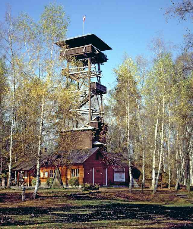 An der Gmündner Höhe, 519 m, gibt es neben dem Aussichtsturm auch eine Jausenstation sowie einen Spielplatz.
