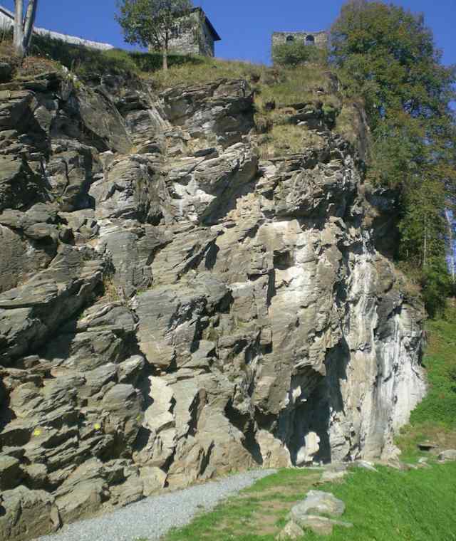 Der Kletterfelsen befindet sich direkt unterhalb der Burgruine Liebenfels. 