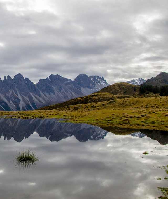Im Salfeinssee spiegeln sich die Kalkkögel wider
