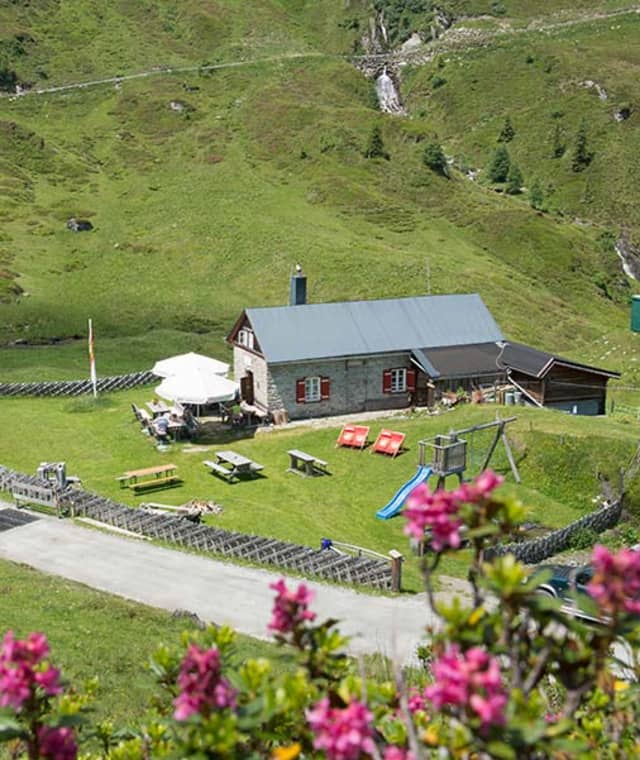 Die Salzburger Hütte steht in einer wunderschönen Almlandschaft.