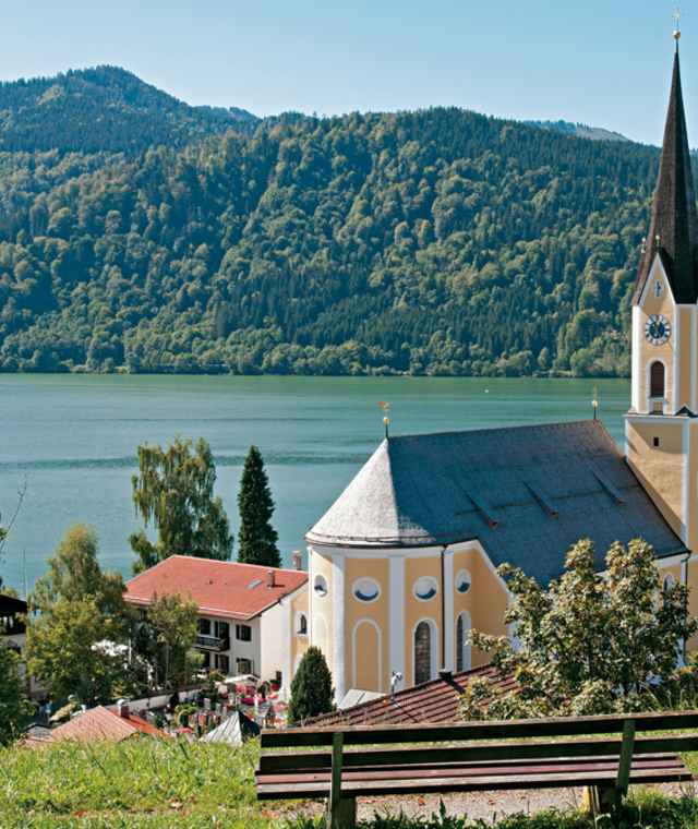 Blick von der Kapelle St. Georg auf Schliersee und die St.-Sixtus-Kirche.
