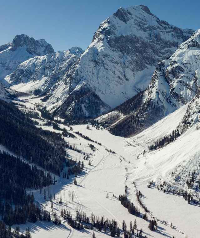 Die verschneite Landschaft des Falzthurntals im Naturpark Karwendel verzaubert Schneeschuhgeher und Winterwanderer gleichermaßen.