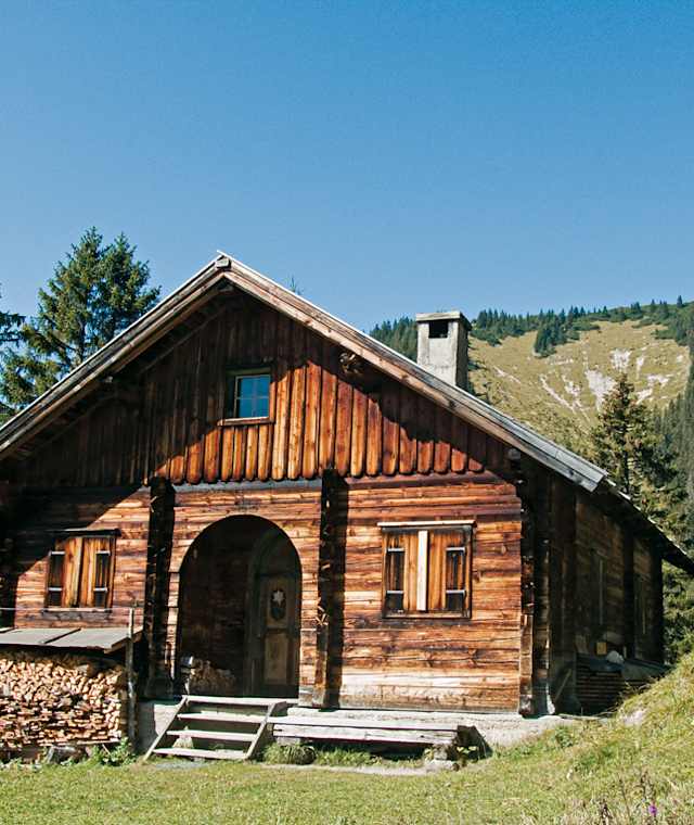 Die Jagdhütte Steilegg, hinten der Rosskopf.