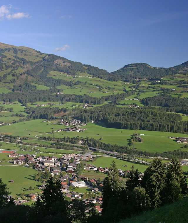 Schöner Ausblick auf die Kitzbüheler Alpen, hinten links ist der Große Rettenstein im Bild
