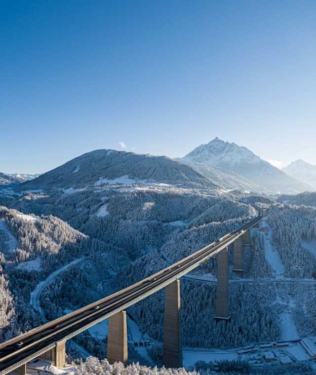 Die Aussichtswarte in Schönberg bietet einen fantastischen Blick auf die Eurpabrücke.