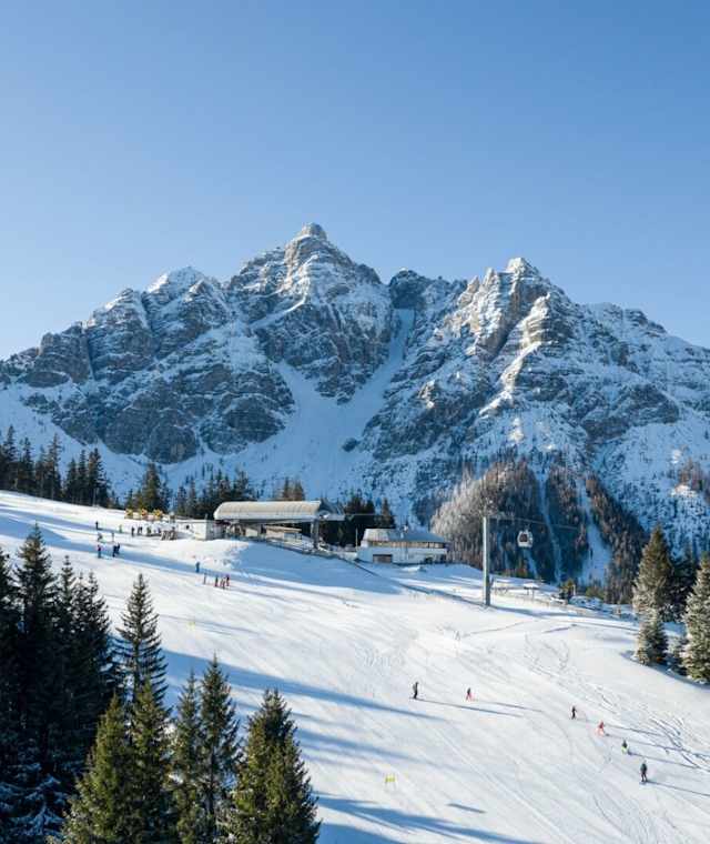 Serlesbahnen vor der markanten Serles im Stubaital