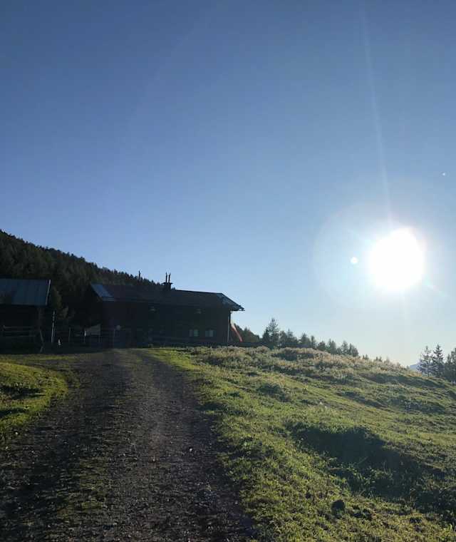 Mit dem Bike oder zu Fuß auf die Sistranser Alm