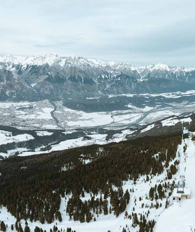 Skigebiet Glungezer mit Blick ins Inntal