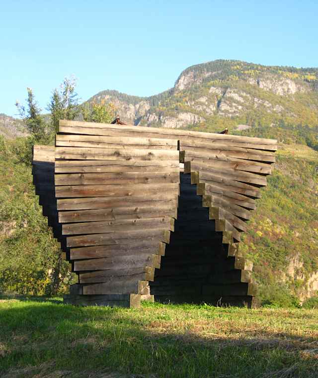 Am Skulpturenwanderweg in Lana