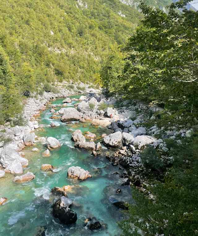 Mit wenig Wasser im Herbst –  von oben gesehen schaut die Slalomstrecke gemächlich aus. Trotzdem erreicht sie den Schwierigkeitsgrad WW 4-5.