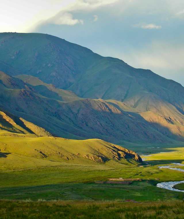 Unberührtes Flusstal im zentralen hohen Tien-Shan. Kirgisien ist ein Paradis für Liebhaber weiter, unberührter Natur.