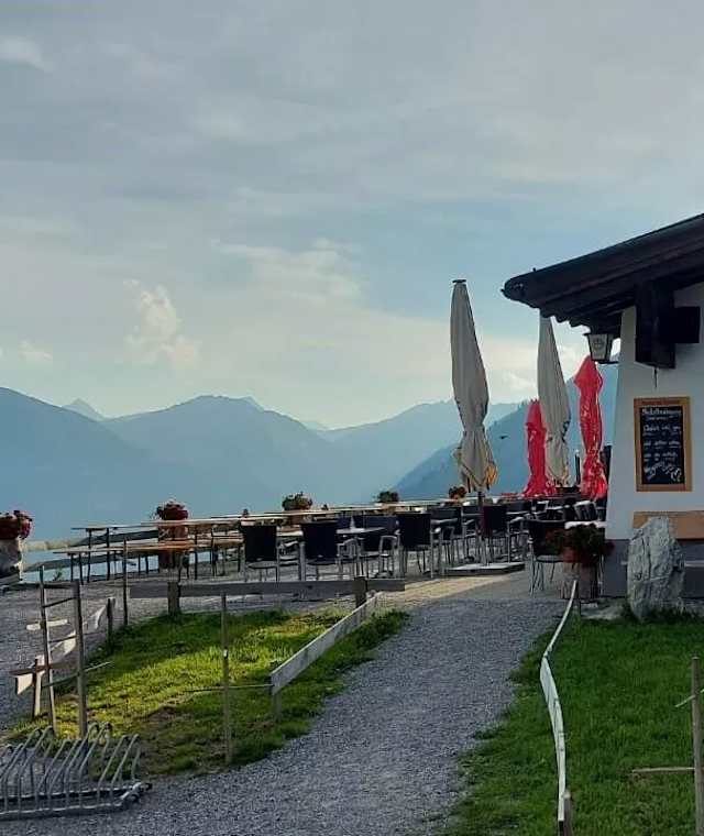 Die Sonnalm befindet sich in unmittelbarer Nähe der Bergstation der Jöchelspitzbahn im Lechtal.