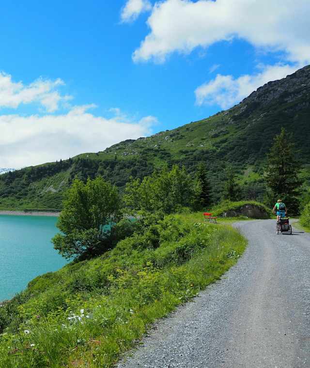 Die Tour führt anfangs entlang des Spullersees.