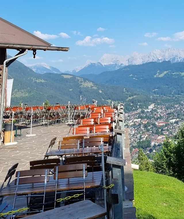 Grandiose Aussicht von der St.-Martin-Hütte auf Garmisch-Partenkirchen