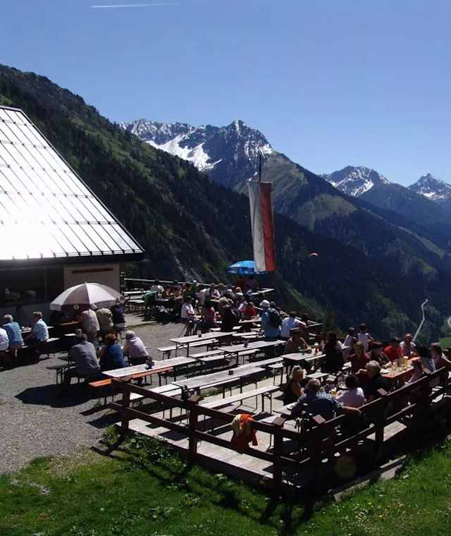 Die Sonnenterrasse der Stablalm in herrlicher Aussichtslage