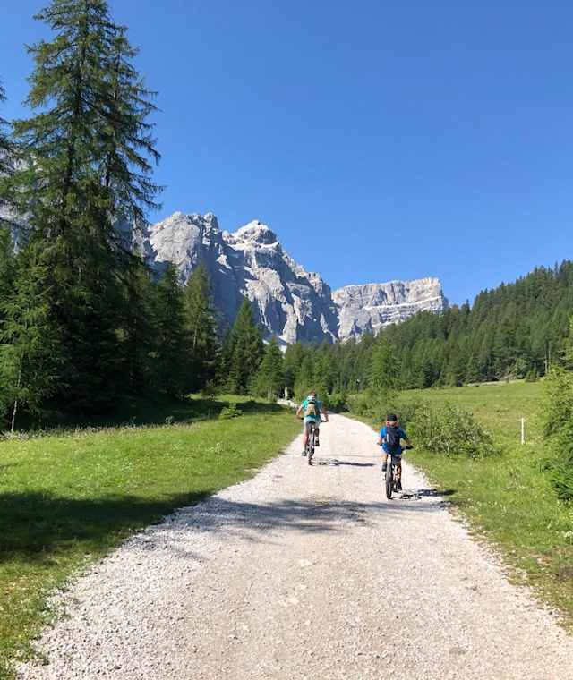 Ein breiter Forstweg führt von Lungiarü taleinwärts.