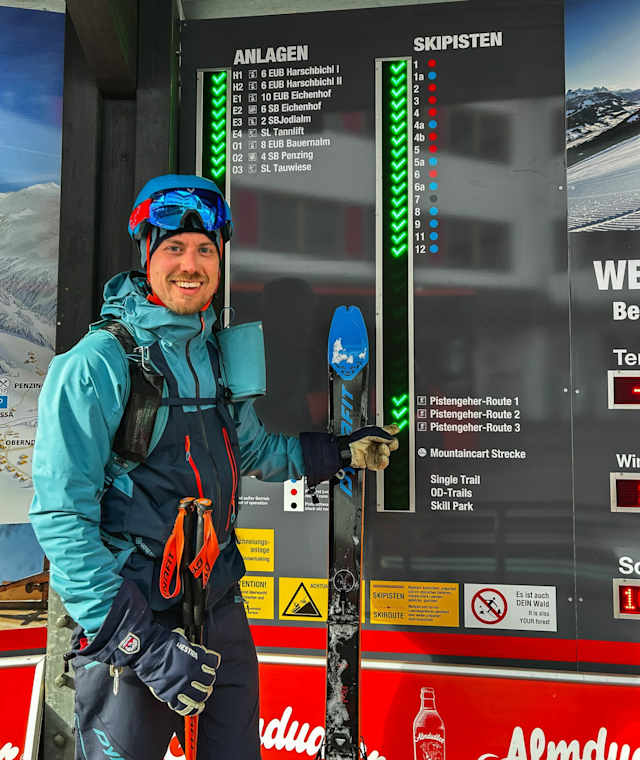 An allen Infotafeln des Skigebiets St. Johann wird über den Status der Pistengeher-Routen informiert.