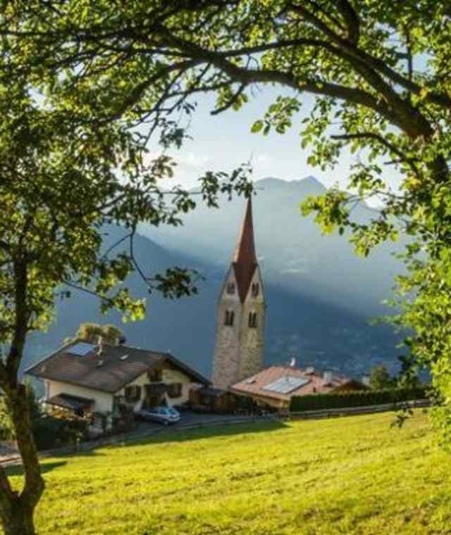 St. Leonhard auf den sonnenverwöhnten Hängen der Plose