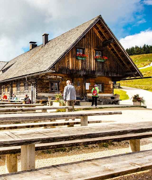 Der Gastgarten der Stoißer Alm