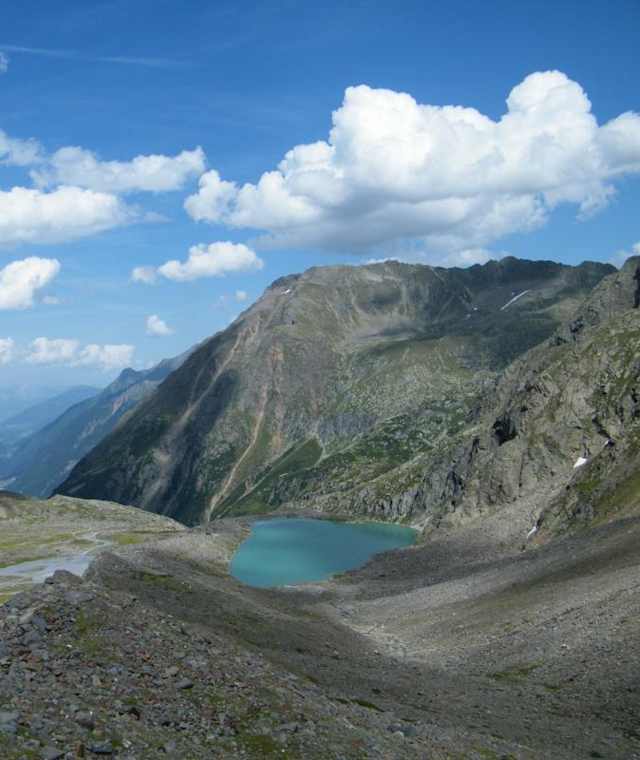 Blick über die bewachsene Seitenmoräne des Sulzenauferners hinab zur Blauen Lacke