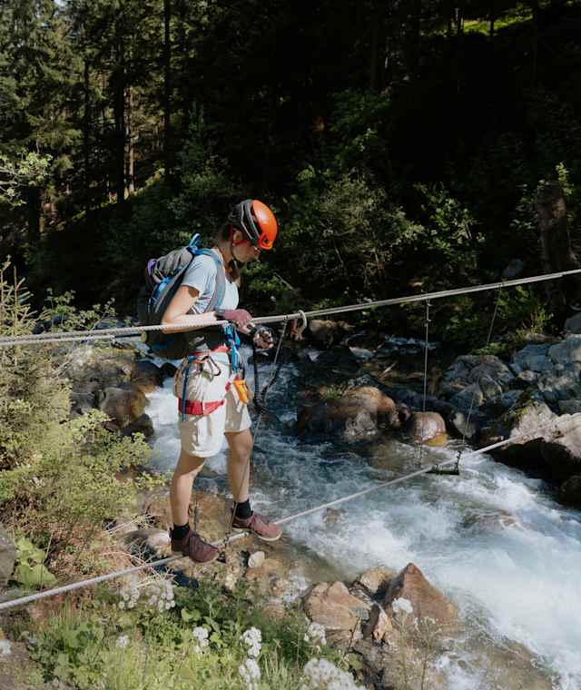 Stuibenfall Klettersteig - gleich zu Beginn geht es über eine Seilbrücke über den Bach