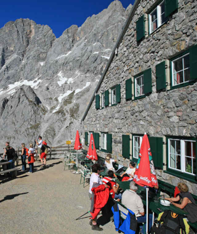 Die Südwandhütte lädt zur Raste ein.