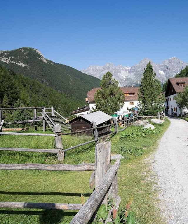 Ausgangspunkt, das schöne Bergdorf S-charl