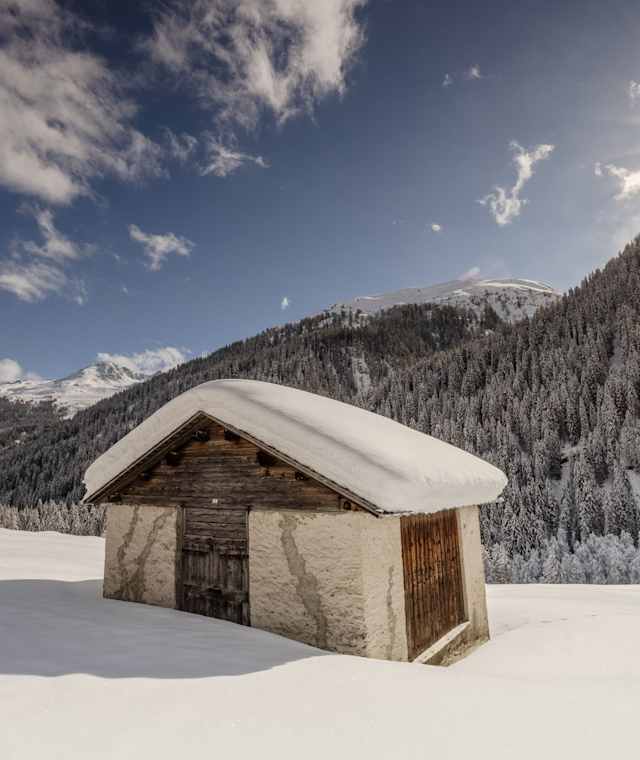 Der Wanderweg führt durch eine schöne Winterlandschaft