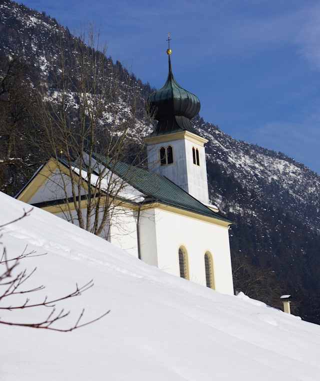 Die Romediskirche unter der Schlossruine Thaur