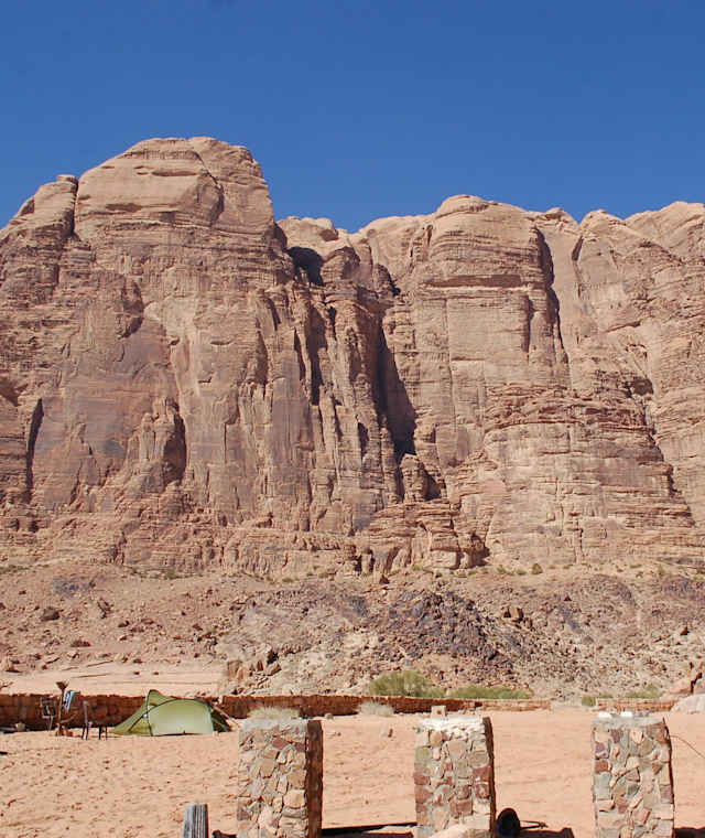 Blick auf die Ostwand des Jebel Rum