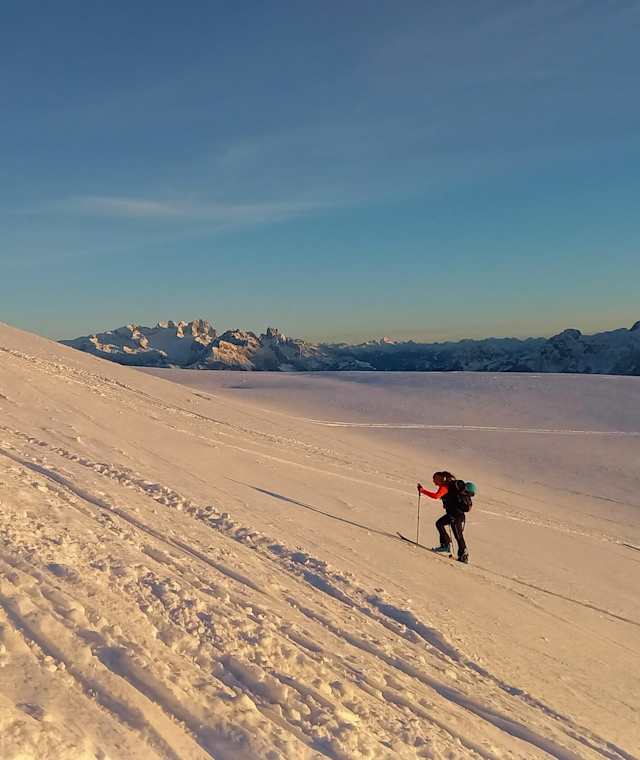 Die letzten Meter zum Gipfel des Trattberges im Licht der Sonne