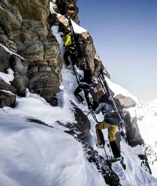 In Fels, Schnee und Eis auf dem Klettersteig unterwegs 