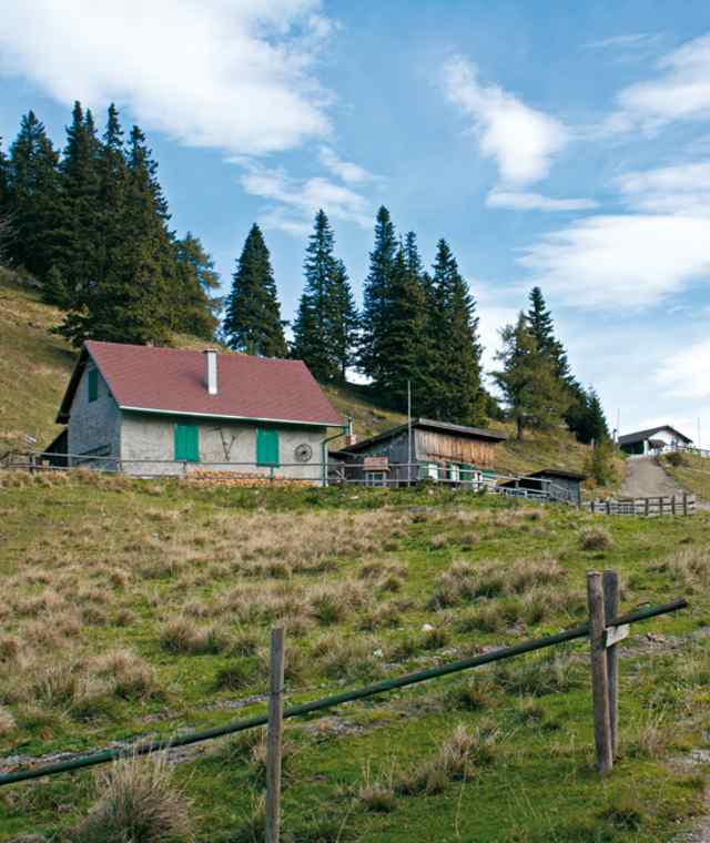Vorne die Schoberhütte, hinten die Pollereshütte.