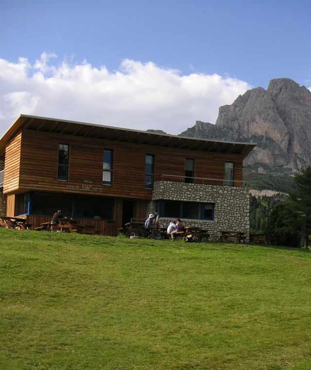 Schuatsch-Hütte (Rifugio Juac) mit Geislergruppe