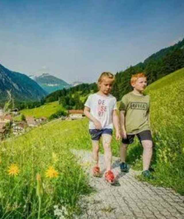 Unterwegs am Vitalweg bei Holzgau im Tiroler Lechtal.