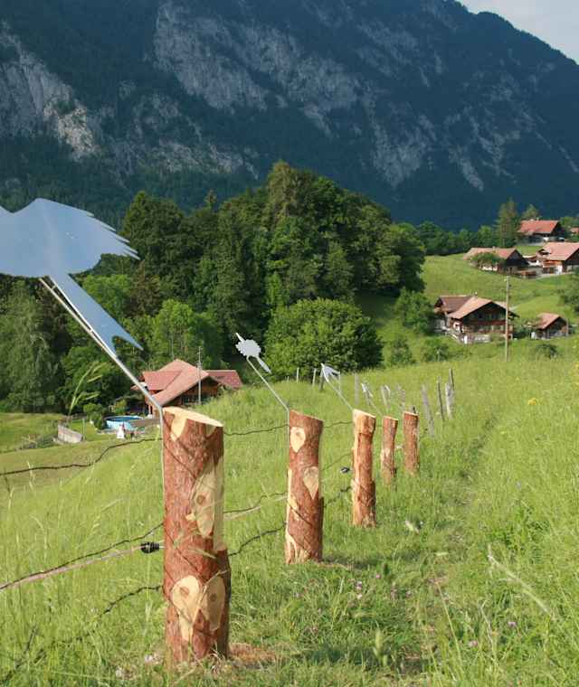 Der hübsch geschmückte Vogelweg führt mitten durchs Diemtigtal.