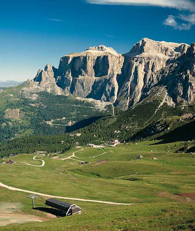Aussicht vom Belvedere nach Nordwesten auf Sellajoch und Piz Ciavazes.