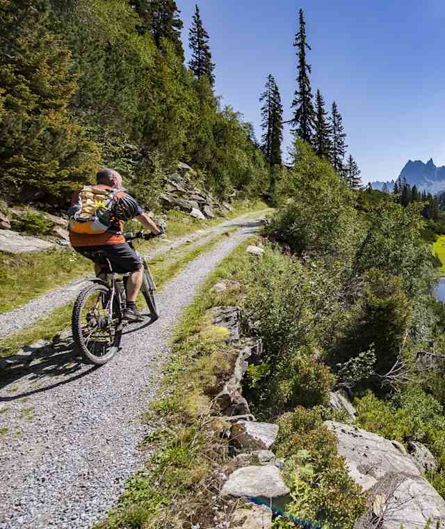  Am Schwarzsee: Herbert Battlog, ein gestandener Montafoner auf dem Weg zum Langen See.