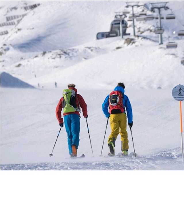 Aufstieg mit Sessellift im Hintergrund