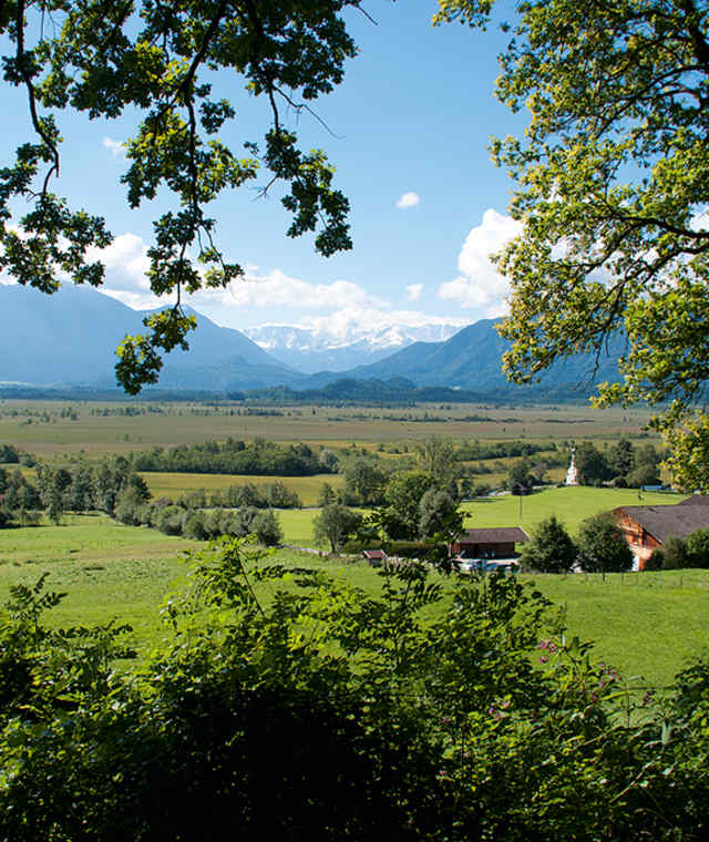 Blick von der Kottmüllerallee auf das Murnauer Moos mit den bewaldeten Köcheln. In der rechten Bildhälfte das Ähndl.